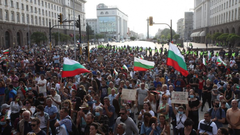 Горещи новини за полицаите, разследвани за бой на протестите