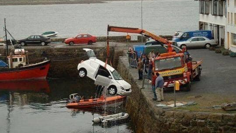 Невероятно: Няма да повярвате какво се случи с паднала във водата Toyota СНИМКИ