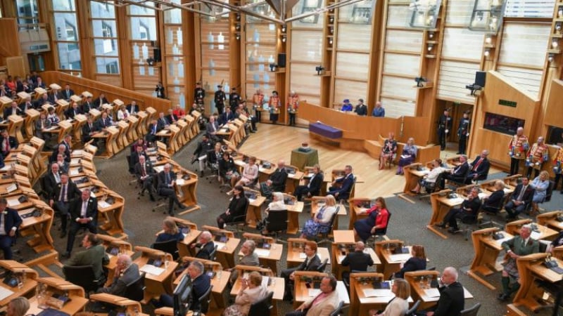 Шок в британския парламент, прекъснаха заседанието заради... ВИДЕО 