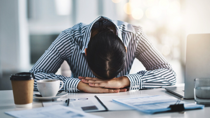 Учени разкриха защо ни се спи, когато сме на работа 
