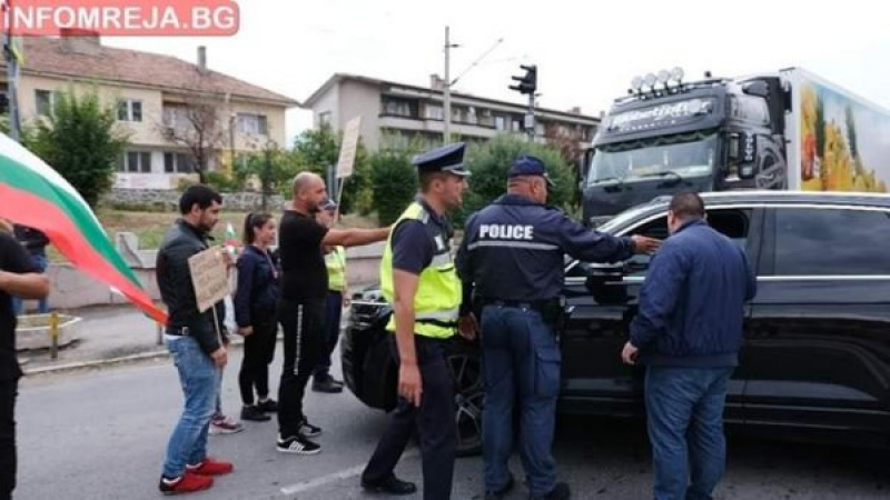 Кой е прав? Протестиращи блокират Е-79, активист на ГЕРБ пробва да ги гази СНИМКИ