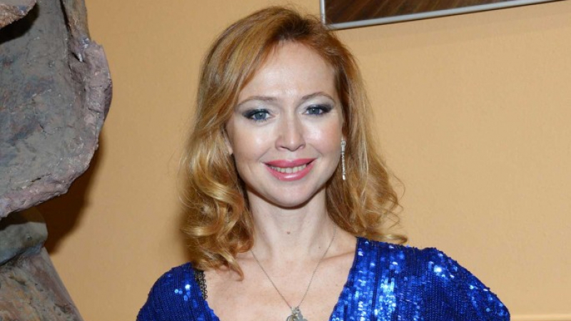 44-г. руска актриса показа, без да иска гърдите си пред милиони в мрежата ВИДЕО 18+