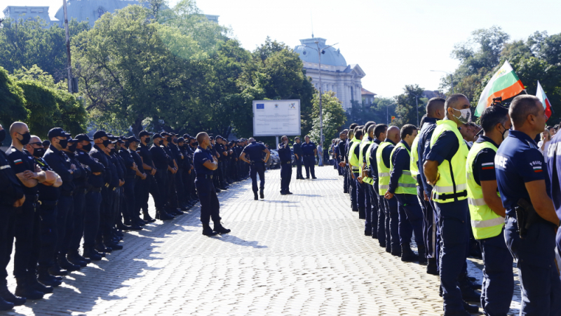 Гореща полицайка на протестите в София - всеки мъж ще иска тя да го окове в белезници СНИМКИ