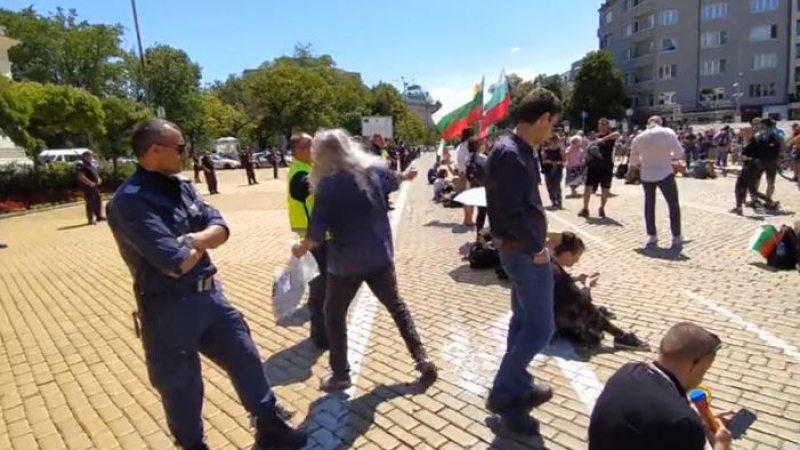 Първа директна атака от протестиращи срещу парламента ВИДЕО