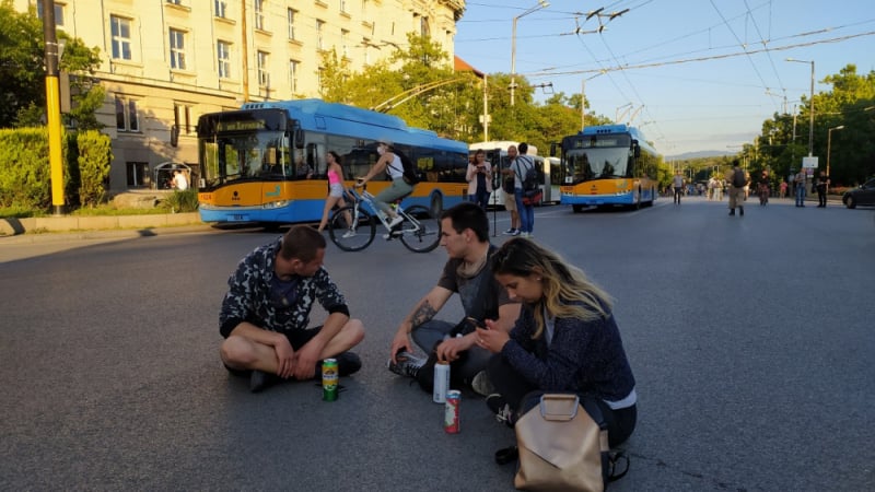 Извънредно в БЛИЦ TV: Шепа протестиращи блокираха ключови кръстовища в София СНИМКИ