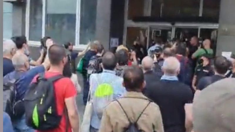 Протестъри, начело с Христо Иванов, блокират БНТ СНИМКИ