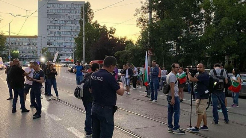 Протестиращи, начело с Манолова и Дончева, блокираха булевард пред Първо РПУ 
