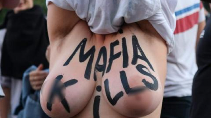 Сексуална енергия витае на протестите в София СНИМКИ 18+