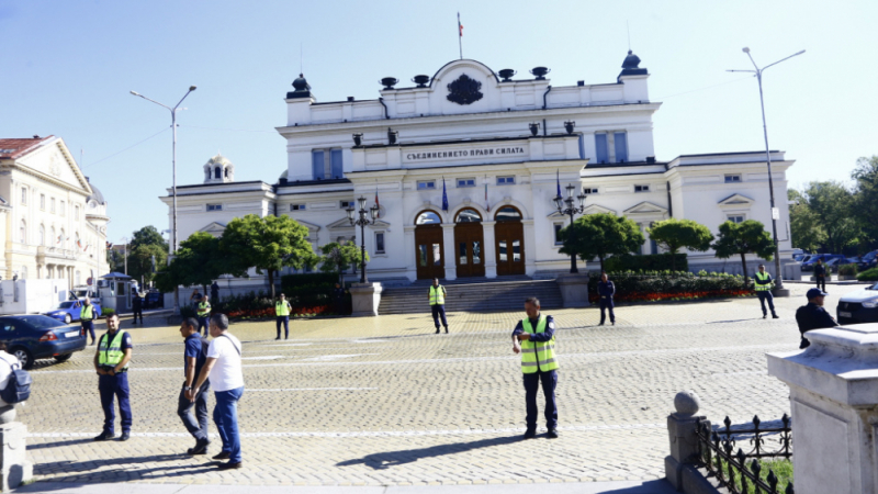 Протестиращи пак се събират пред Народното събрание СНИМКИ