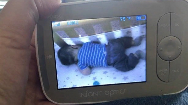 Камера в детска стая фиксира призрачна аномалия, която буди бебе ВИДЕО