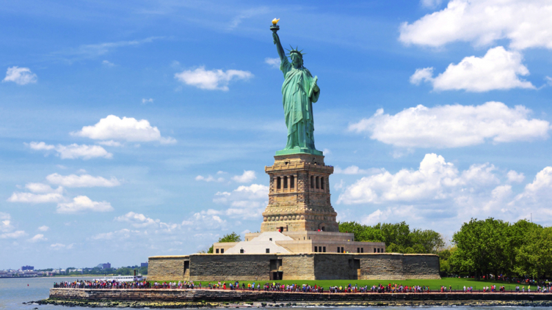 Зрелищно ВИДЕО: Мълния удари Статуята на свободата в Ню Йорк 