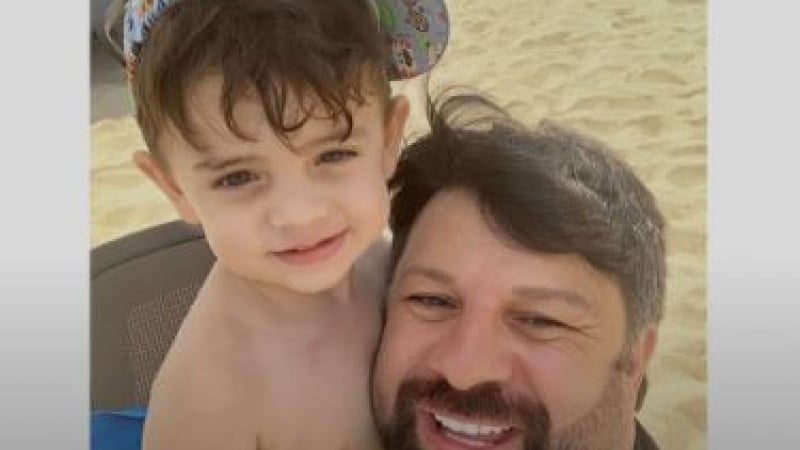 Тони Стораро се пусна от плажа с внучето СНИМКА