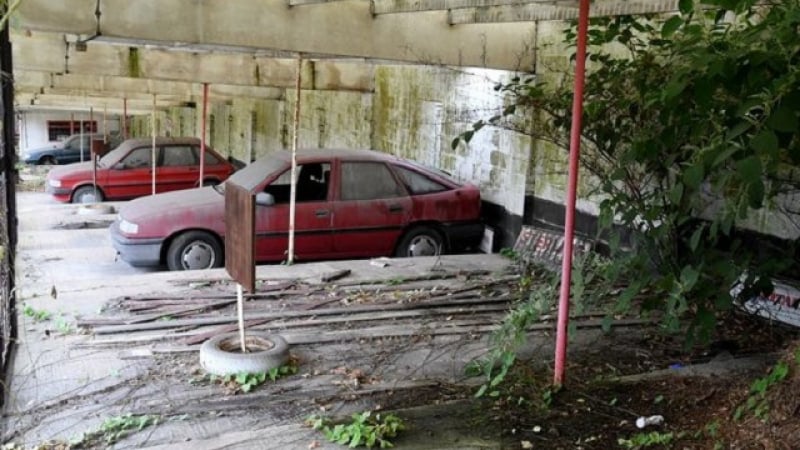 Откриха автосалон-призрак с изоставени автомобили СНИМКИ