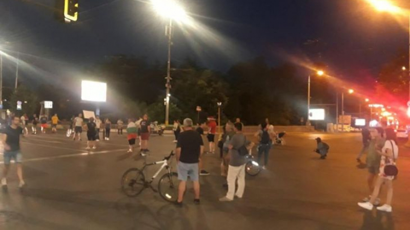 Малобройният протест в София сътвори поредни безчинства СНИМКИ
