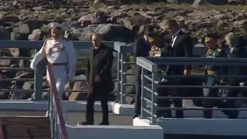 Путин обходи с катер парадната линия на бойните кораби ВИДЕО 