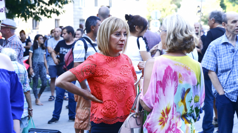 Манолова яхна протеста на майките, ръси обиди по медии, а после тръгна да обикаля телевизиите