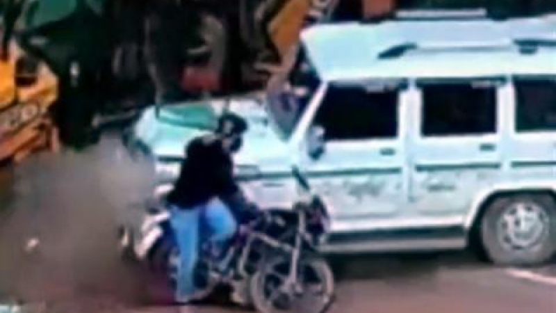 Мотоциклетист оцеля по чудо под знака на "Аллах Акбар" ВИДЕО