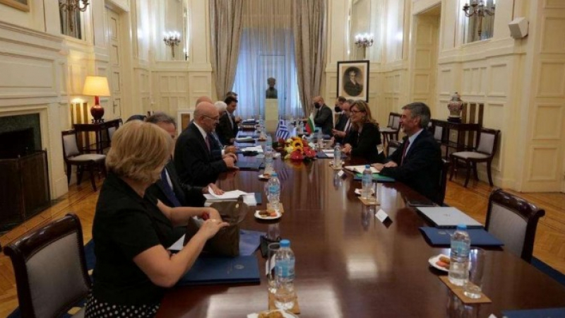 От Атина: Министър Захариева с важни новини за българите