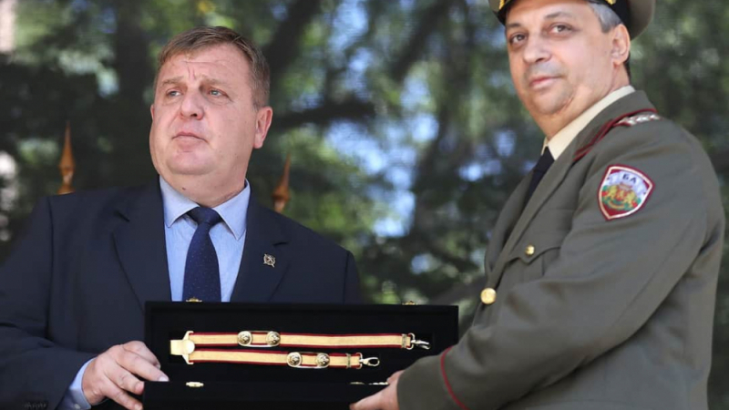 Каракачанов връчи дипломите на офицерите от Военната академия СНИМКИ