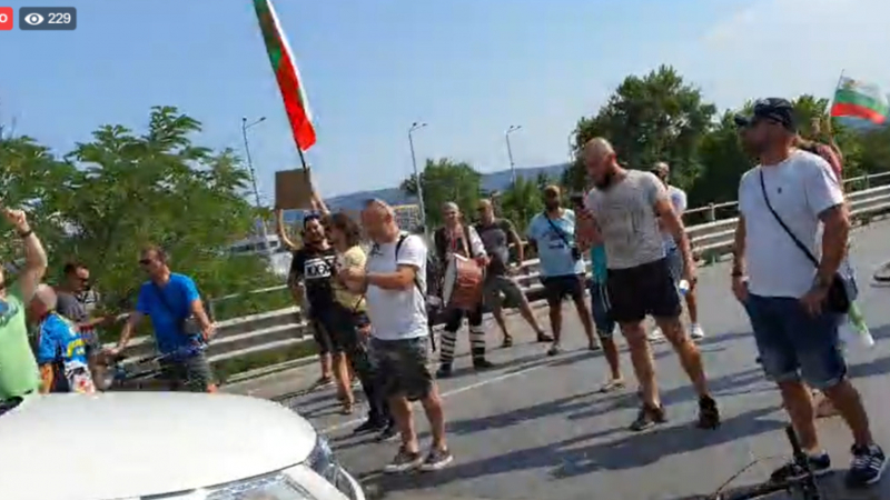 Блокираха внезапно Аспаруховия мост във Варна НА ЖИВО 