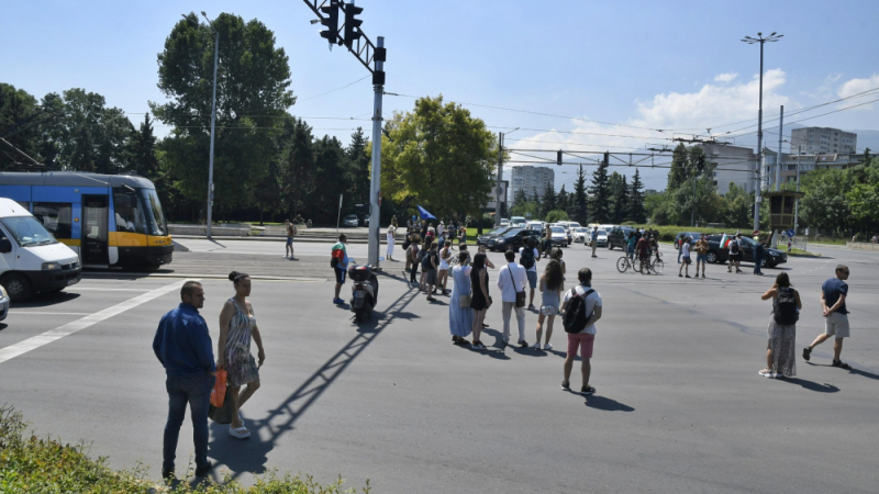 Нови СНИМКИ от блокадата в София: Шофьорите са на предела, това е безобразие! 