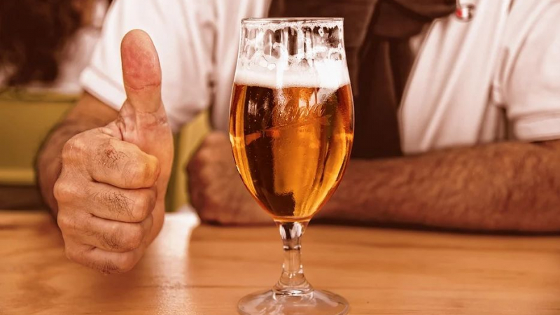 Трогателно: Починал баща плати първата бира на сина си, стотици от цял свят искат да го черпят СНИМКА