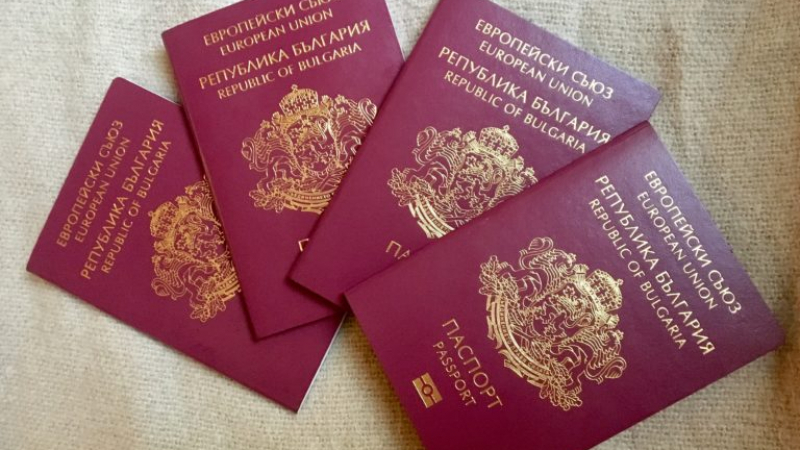 Дълги опашки се извиха пред паспортните служби в страната