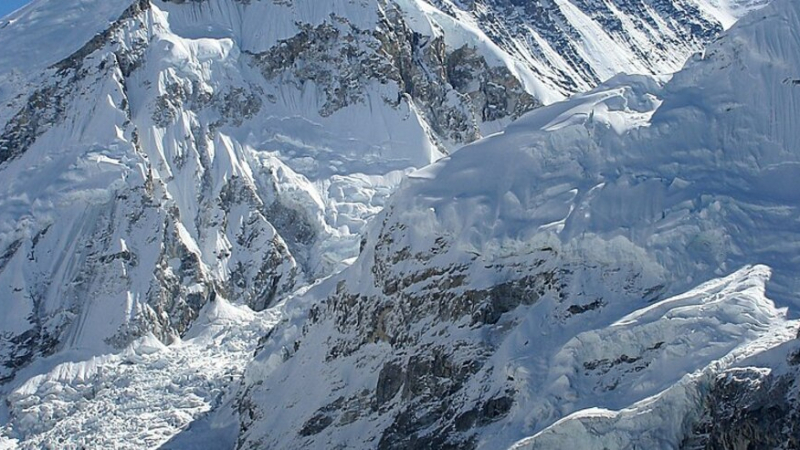 Еверест отново е отворен за изкачване, но при социална дистанция