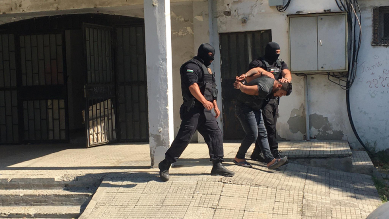 Най-малко десетима са арестуваните в Кумлука, спецакцията продължава СНИМКИ
