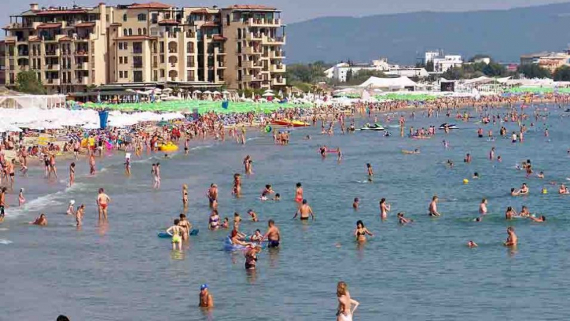 Невиждана навалица от българи по морето, в 9 часа сутринта няма свободни чадъри по плажовете