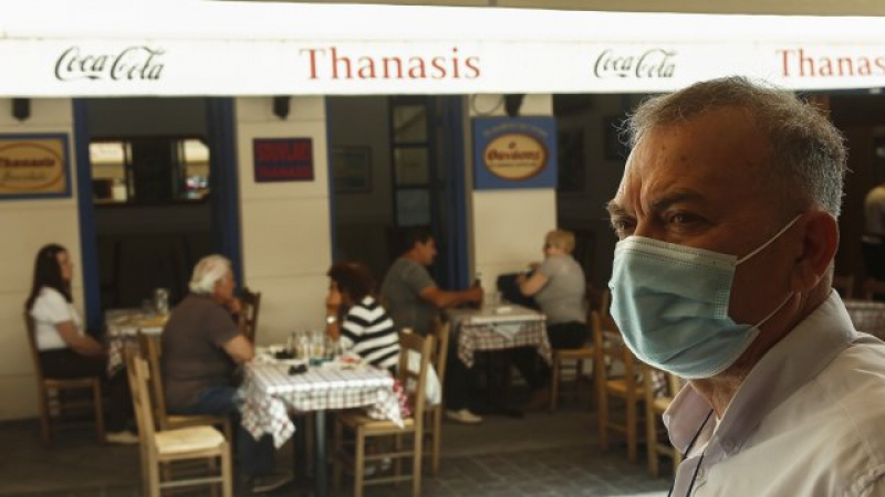 Гърция прави маските задължителни на закрито