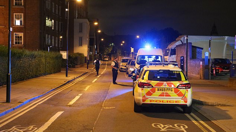 Зловеща нощ в Лондон: Бум на стрелби, една от тях с картечница СНИМКИ