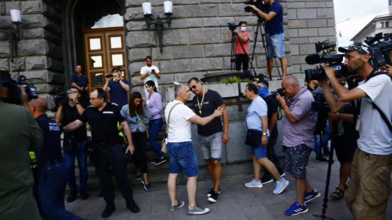 Екшън на протеста: Полицаи спасяват мъж от Николай Хаджигенов и побесняла тълпа СНИМКИ