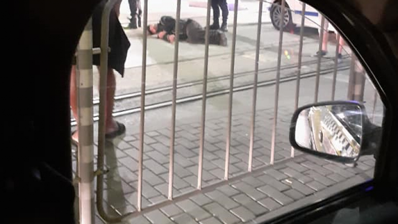 Сигнал до БЛИЦ: Паднал на релсите мъж спря последните трамваи СНИМКА