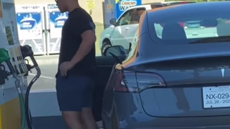 Вижте как шофьор се опитва да зареди Tesla с бензин