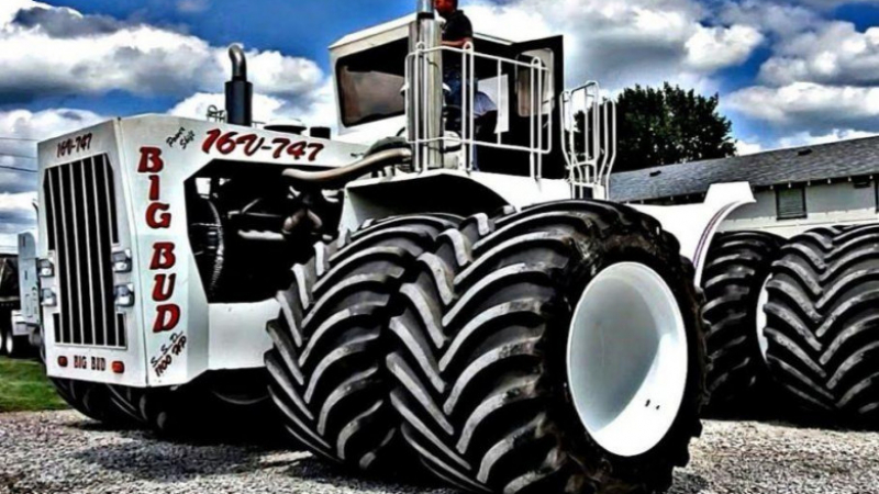 Ето как се сменят гумите на най-големия трактор в света ВИДЕО