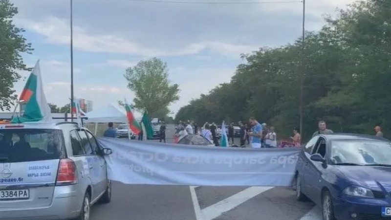 Продължава блокадата на пътя Стара Загора - Хасково