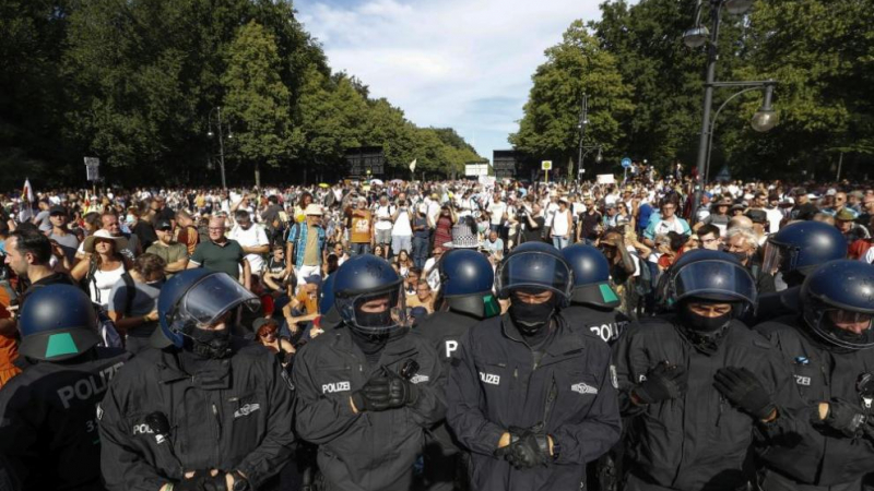 Много пострадали полицаи по време на протестите в Берлин 