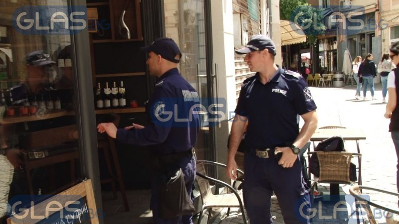 Мащабна акция на полицията в Пловдив, тарашат Капана с хастара навън