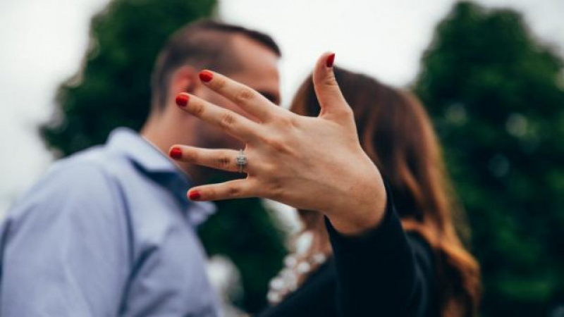 Виц на деня: Юрист предложи брак на любимата по шокиращ начин 