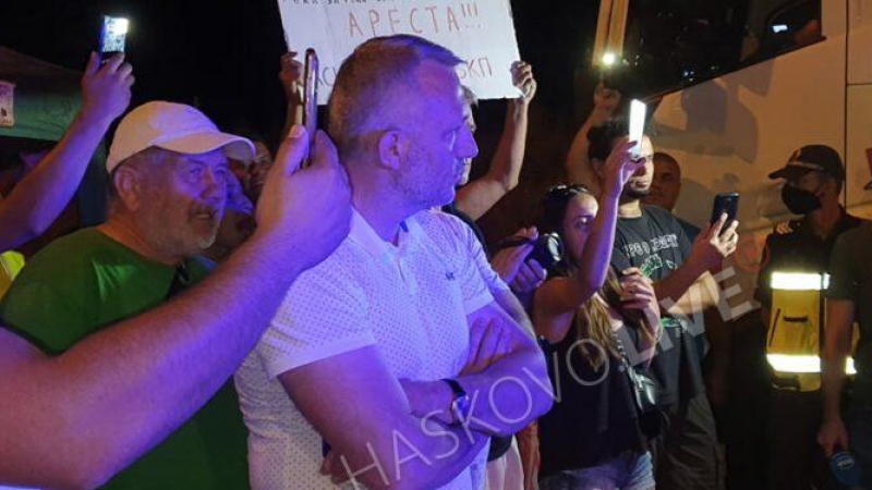 Гневни шофьори са нападнали протестъри, блокирали снощи АМ "Марица", а адв. Хаджигенов... СНИМКИ