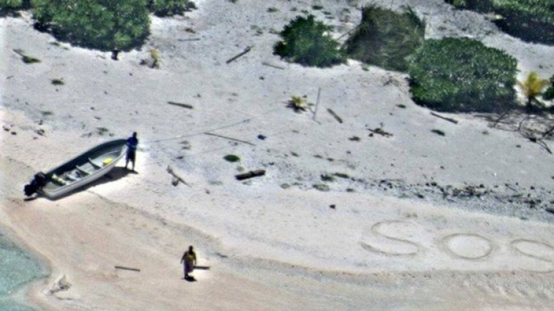 Като на филм: Надпис SOS на пясъка на затънтен остров спаси трима мъже