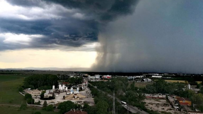 Мощна гръмотевична буря приближава София, СНИМКА вещае порой
