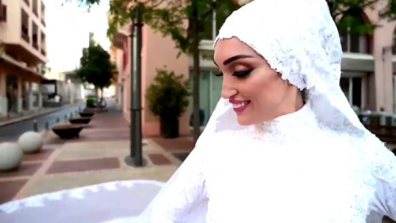 Булка си прави сватбени снимки в Бейрут и проехтява убийственият взрив ВИДЕО