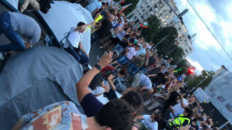 Протестиращи софиянци опънаха палатков лагер в Пловдив СНИМКИ 