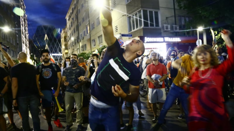 БЛИЦ TV! Напрежението в София ескалира! Протестъри атакуваха централа на НФСБ 