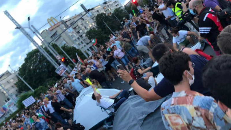 Спецакцията в Пловдив: Премахнаха палатковия лагер, протестърите се оказаха пияни и криминално проявени 