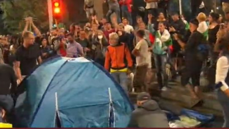 Провокациите на протестърите не спират: Пак блокираха София с палатки! Укрепват ги с пейки и кофи за боклук СНИМКИ