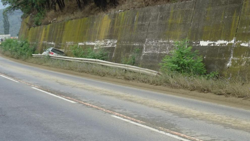 Кола се заклещи между мантинелата и стена след невиждана среднощна каскада СНИМКИ