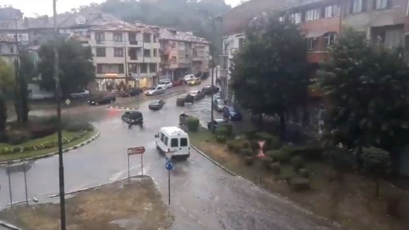 Асеновград е под вода след мощна гръмотевична буря СНИМКИ